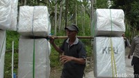 Untuk upah, tidak ada harga pasti. Semua tergantung kesepakatan. Biasanya 500 ribu hingga Rp 800 ribu sekali pikul dari desa Tulabolo Kecamatan Suwawa Timur hingga ke Pinogu, kata Sarton.