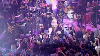 Orkes Moral Pengantar Minum Racun (OM PMR) dan Indro Warkop juga membawakan lagu-lagu hits Warkop. Foto: Rifkianto Nugroho