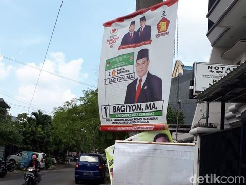 Alat peraga kampanye di kawasan Surabaya/