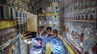 Masuk ke dalam makam berusia 4 ribu tahun ini, gambar warna-warni khas Mesir Kuno jelas terlihat. Gambar diri pemiliknya, orang yang dikubur di sini, juga ada. (Mohammed El Shahed/AFP)