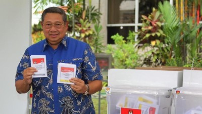 Momen SBY Saat Nyoblos di KBRI Singapura
