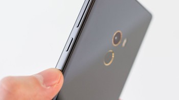 Untuk yang 128 GB Xiaomi membanderolnya saat itu dengan harga sekitar Rp 6,7 juta yang berarti masuk segmen papan atas. Foto: Tech Advisor