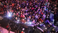 Jemaah dHOT Music Mantap Memilih terhibur melihat aksi Orkes Moral Pengantar Minum Racun (OM PMR) dan Indro Warkop. Foto: Rifkianto Nugroho