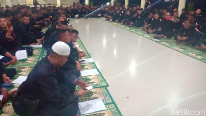 Berangkat Amankan TPS, 301 Anggota Brimob Sultra Gelar Zikir Bersama