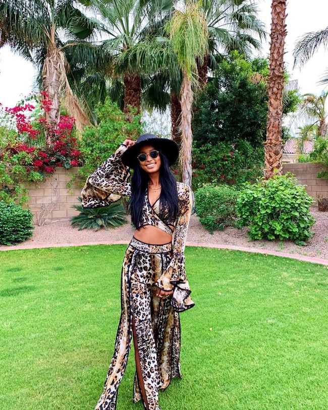 Busana bergaya bohemian menjadi andalan banyak wanita untuk datang ke Coachella, di antaranya Jasmine Tookes. Foto: Dok. Instagram