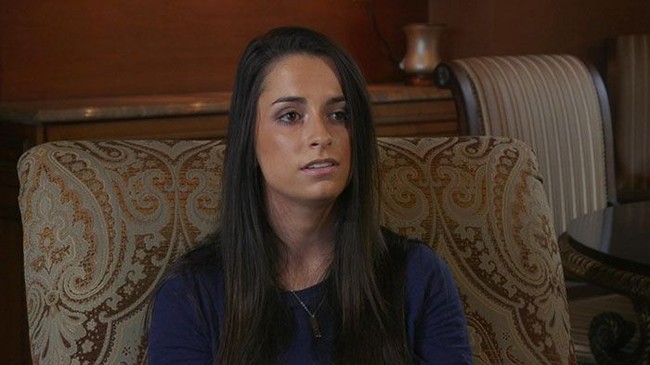 Seorang figuran di film Glee bernama Nicole Crowther dipecat dari serial itu karena spoiler salah satu adegan lewat Twitternya. Ia memberitahu siapa yang akan menjadi Prom King di season dua Glee. Salah satu produser Glee sampai marah karena keteledoran Nicole. Siapa kamu berani membocorkan sesuatu yang sudah dibuat oleh banyak orang kreatif selama berbulan-bulan? Semoga kamu berkualifikasi untuk kerja selain di dunia hiburan, tulis Brad Falchuk. Foto: Ist.