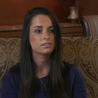 Seorang figuran di film Glee bernama Nicole Crowther dipecat dari serial itu karena spoiler salah satu adegan lewat Twitternya. Ia memberitahu siapa yang akan menjadi Prom King di season dua Glee. Salah satu produser Glee sampai marah karena keteledoran Nicole. Siapa kamu berani membocorkan sesuatu yang sudah dibuat oleh banyak orang kreatif selama berbulan-bulan? Semoga kamu berkualifikasi untuk kerja selain di dunia hiburan, tulis Brad Falchuk. Foto: Ist.