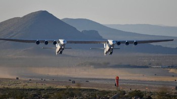 Secara desain, pesawat Virgin Galactic dan Stratolaunch punya kemiripan karena berasal dari prototipe desain yang sama dari manufaktur Scaled Composite. Namun sumber mengatakan Branson tak mau membayar penuh. Foto: Reuters
