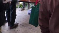Sebelum memilih, WNI harus mengambil surat suara dan memverfikasi dengan memberikan identitas atau paspor (Istimewa/Puspita)
