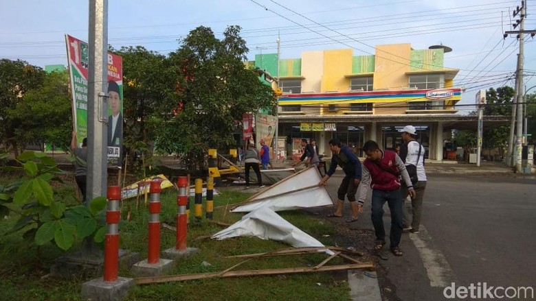 Caleg-caleg di Kota Pasuruan Diajak Copoti Alat Peraga Kampanye Caleg-caleg di Kota Pasuruan Diajak Copoti Alat Peraga Kampanye