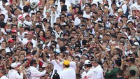 Tampak Ketua Umum Partai Perindo Hary Tanoesoedibjo berswafoto bersama Calon Presiden Nomor urut 01 Joko Widodo. Keduanya menyapa para pendukung di Konser Putih Bersatu, Kampanye Akbar Pasangan Capres nomor urut 01 Jokowi-Amin di Gelora Bung Karno (GBK), Jakarta, Sabtu (13/4/2019). Foto: dok. Tim Alpha