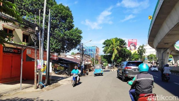 Mampang 'Bersih', Pamflet Kampanye Masih Ada di Sejumlah Titik di Jaksel