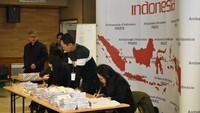Bagi Para WNI yang hadir dari berbagai pelosok Perancis, kesempatan untuk datang ke TPS  di KBRI Paris bukan saja mengikuti proses pemungutan suara, namun juga bersilatuhmi dengan sanak saudara dan teman serta untuk melepaskan rasa kangen pada masakan Indonesia, yang dijual di Kantin KBRI Paris. Dok. PPLN Paris.