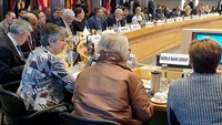Menteri PPN/Kepala Bappenas Bambang Brodjonegoro (kanan) berbincang dengan delegasi lain di sela High-Level Breakfast Meeting on The International Finance Facility for Education (IFFEd), di markas besar World Bank, Washington DC, Amerika Serikat. Foto: dok. Bappenas