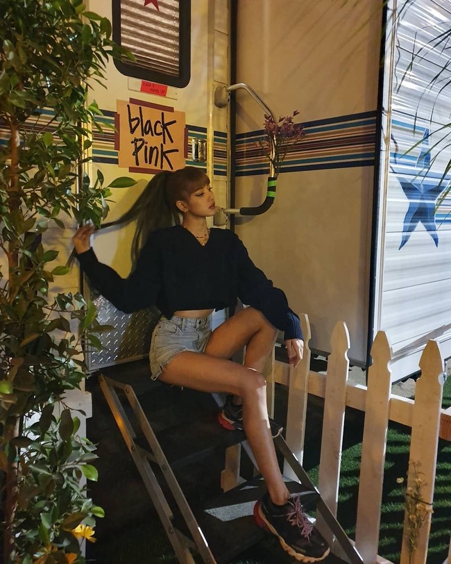 Tidak familiar dengan artis KPop, netizen menyebutnya sebagai the girl with the bangs atau si cewek berponi. Aku bukan fans Blackpink tapi si cewek berponi ini sangat mengagumkan. Bisakah kalian berita tahu aku siapa dia? Aku resmi menyukainya, tulis netizen bernama Dior Liza.  Foto: Dok. Instagram