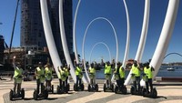 Traveler yang tak ingin capek berkeliling tempat wisata di Perth bisa bertualang naik segway. Kamu bisa menyewanya di kawasan Elizabeth Quay (Segway Tours WA/Facebook)  
