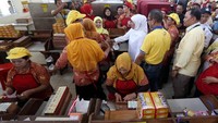 Buruh perempuan sedang membuat rokok kretek di sebuah pabrik. AFP/Juni Kriswanto.