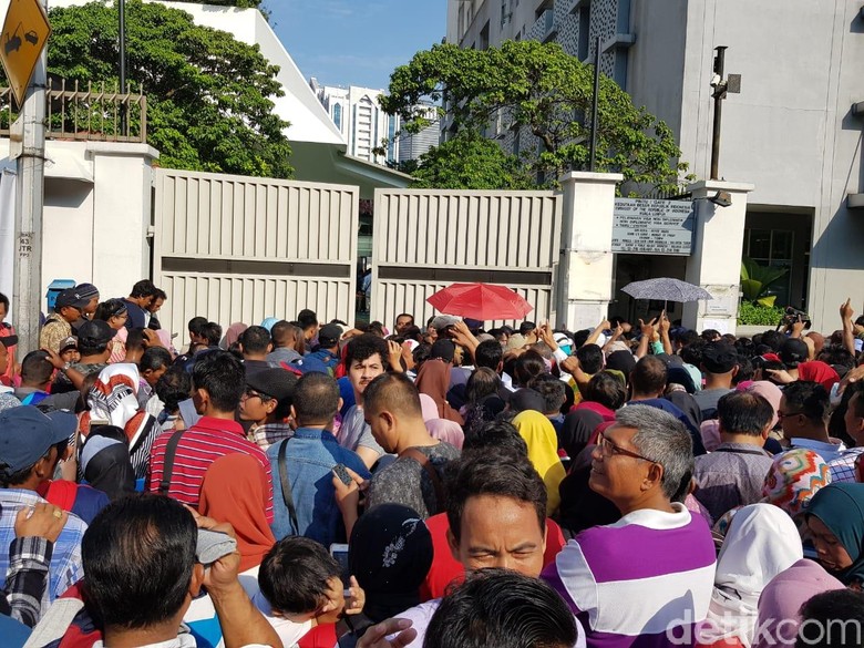 Pencoblosan di Malaysia, WNI Membeludak di Depan KBRI Pencoblosan di Malaysia, WNI Membeludak di Depan KBRI