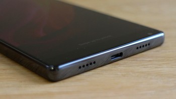 Xiaomi menempatkan kamera depan di bagian bawah sebelah kanan resolusi 5 megapixel. Memang jadi agak merepotkan karena untuk bisa berfoto selfie, Anda harus memutar ponsel sehingga kamera depan berada di posisi atas, seperti smartphone pada umumnya. Foto: Tech Advisor