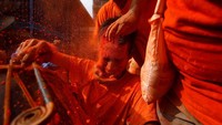 Ratusan warga Nepal berkumpul di Thimi, Bhaktapur, Nepal, untuk merayakan festival Baisakhi atau Vaishaki.