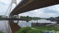 Baru 2 bulanan jembatan ini dioperasikan, rupanya ada orang tak bertanggung jawab mencuri baut-baut jembatan ini. (Chaidir-detikcom)