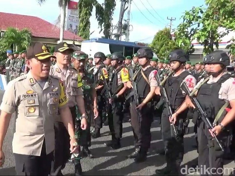 Polisi Siap Tembak Pelaku yang Ancam Jiwa Pencoblos di Tasikmalaya Polisi Siap Tembak Pelaku yang Ancam Jiwa Pencoblos di Tasikmalaya