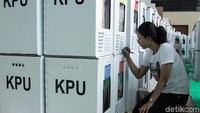 Petugas Panitia Persiapan Kecamatan (PPK) Tanah Abang melakukan persiapan jelang pendistribusian logistik Pemilu di GOR Tanah Abang, Senin (15/4/2019).