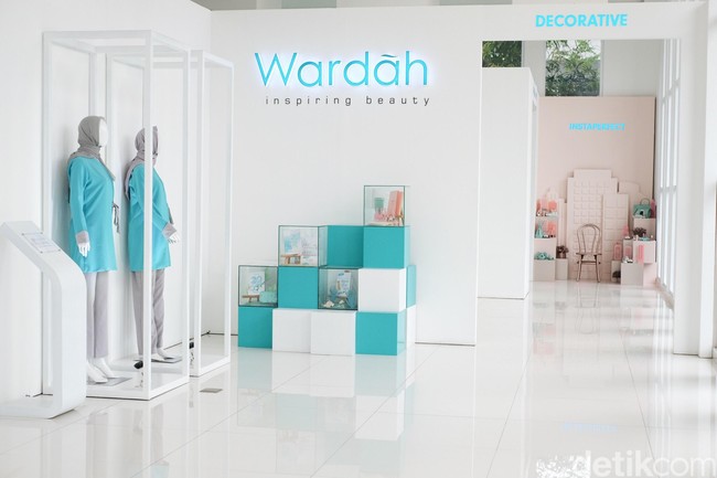 Industri kecantikan di Indonesia sedang ranum-ranumnya. Banyak merek lokal yang berinovasi meluncurkan produk kosmetik setiap bulannya. Berinovasi menciptakan produk berkualitas tentu tak mudah. Untuk itu, Wardah sebagai salah satu brand kosmetik halal terbesar di Indonesia membangun laboratorium khusus untuk menghasilkan produk baru dalam waktu cepat tapi tetap terjamin kehalalannya. Foto: Silmia Putri/Wolipop