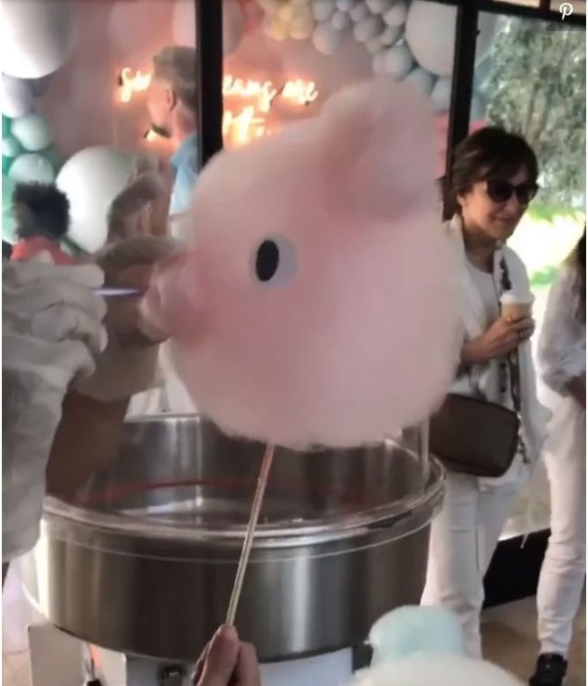 Para tamu juga bisa menikmati gulali yang dapat dibentuk macam-macam. Foto: Dok. Instagram