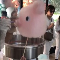 Para tamu juga bisa menikmati gulali yang dapat dibentuk macam-macam. Foto: Dok. Instagram