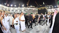 Personel pengamanan Masjidil Haram mengawalnya selama umrah. Foto: Laily Rachev/Biro Pers Setpres