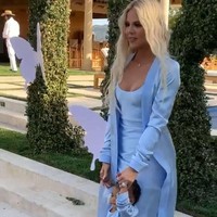 Khloe dan True memakai baju serupa, yaitu slip dress bernuansa biru, outerwear panjang dan sneakers putih. Foto: Dok. Instagram