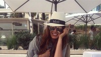 Gaya Daria saat liburan di Baoli Beach Cannes, Prancis. Saat ini, Daria sudah diikuti 130 ribu followers di Instagram. (Instagram/@dradionova)