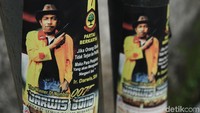 Tak hanya stiker dari capres dan cawapres, stiker dari para caleg juga masih mejeng.