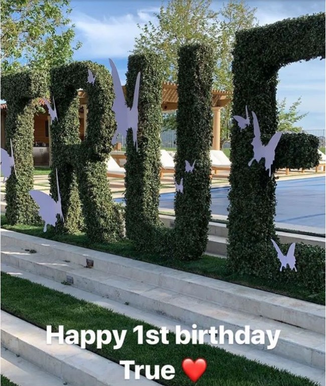 Di bagian luar, hadir spot dekorasi tanaman membentuk huruf TRUE yang dihiasi kupu-kupu putih. Foto: Dok. Instagram