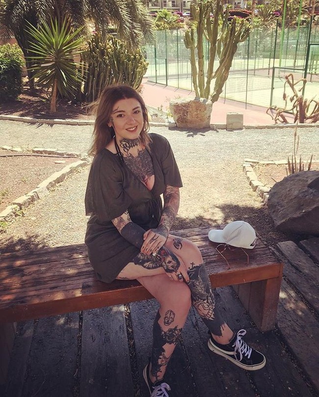 Wanita yang tinggal di Birmingham ini juga menambahkan bahwa kini tato mulai dapat diterima di masyarakat daripada sebelumnya. Tapi, menurutnya tato tenggorokan dan wajah masih dipandang lebih ekstrem dan sebagian besar tempat kerja menentangnya. Foto: Dok. Instagram @kayleighpeachtatto