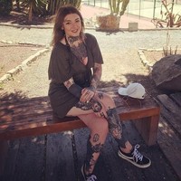 Wanita yang tinggal di Birmingham ini juga menambahkan bahwa kini tato mulai dapat diterima di masyarakat daripada sebelumnya. Tapi, menurutnya tato tenggorokan dan wajah masih dipandang lebih ekstrem dan sebagian besar tempat kerja menentangnya. Foto: Dok. Instagram @kayleighpeachtatto