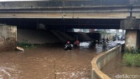 Ketinggian air yang menggenang di Jalan Kyai Haji Noer Ali mencapai 60 cm.