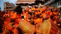 Di perayaan tersebut warga berkumpul untuk bernyanyi dan menari, serta memainkan alat musik tradisional.