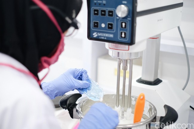 Selain itu, ada pula empat laboratorium pendukung, yang berfungsi sebagai lokasi uji tambahan produk sebelum diluncurkan. Laboratorium pertama adalah Laboratorium Stability Testing, yang merupakan tempat uji stabilitas fisik baik dalam kondisi normal atau ekstrem seperti suhu terlalu tinggi dan rendah. Foto: Silmia Putri/Wolipop