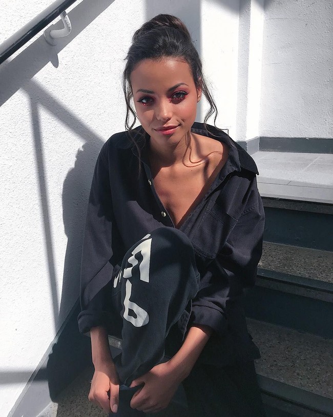 Nama Ella Balinska sendiri mungkin belum terlalu familiar di telinga pecinta film dan drama Hollywood. Ella adalah aktris asal Inggris yang baru terjun ke dunia akting empat tahun terakhir. Foto: Instagram Ella Balinska