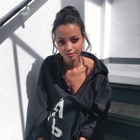 Nama Ella Balinska sendiri mungkin belum terlalu familiar di telinga pecinta film dan drama Hollywood. Ella adalah aktris asal Inggris yang baru terjun ke dunia akting empat tahun terakhir. Foto: Instagram Ella Balinska