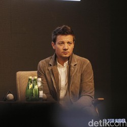 Jeremy Renner dan Sutradara Yi Zhou Saling Tuding: Isu Foto Telanjang-Ancaman ICE