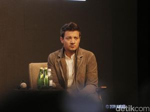 Jeremy Renner dan Sutradara Yi Zhou Saling Tuding: Isu Foto Telanjang-Ancaman ICE