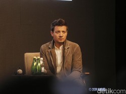 Jeremy Renner dan Sutradara Yi Zhou Saling Tuding: Isu Foto Telanjang-Ancaman ICE