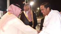 Setelah bertemu Raja Salman dan Putra Mahkota MBS, Jokowi terbang ke Mekah. Rombongan mendarat di Bandar Udara Internasional King Abdulaziz, Jeddah pada Senin, 15 April 2019 pukul 01.57 waktu setempat (WS) setelah menempuh penerbangan selama 1 jam 30 menit. (Foto: Dok. BPMI Sekretariat Kabinet)