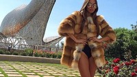 Daria punya banyak uang karena bisnisnya di bidang fashion, yaitu menjual jaket dan mantel bulu dengan merk Dr Jackets. Jaket high end ini paling murah dibanderol US$ 1.000 (Rp 14 jutaan). (Instagram/@dradionova)