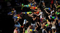 Dibalut dalam bentuk festival, masyarakat dan turis akan menyatu untuk main basah-basahan. Siapa pun bisa bergabung untuk menikmati kemeriahan Songkran. (Reuters)