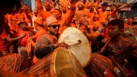 Warna kuning yang ditebarkan warga itulah yang membuat festival tersebut dikenal pula dengan sebutan festival kuning.