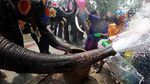 Foto: Serunya Tradisi Perang Air di Thailand